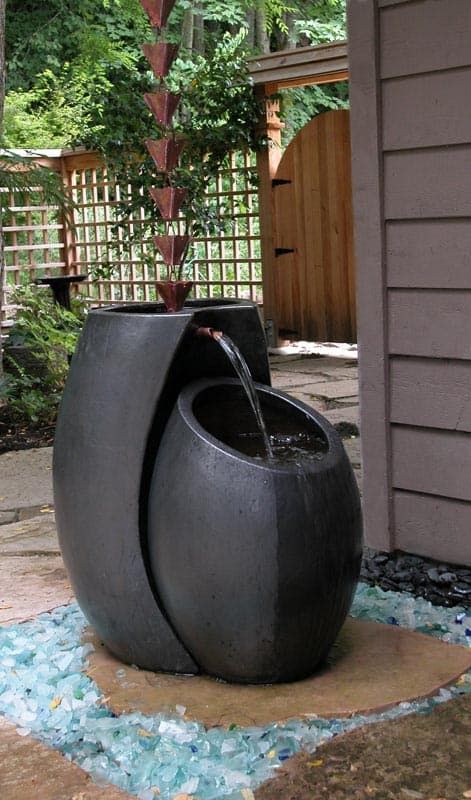 Rain chains are a great alternative to downspouts that provide drainage but look more like a water feature. Find out how to install them, the basins used to catch the rain and lots of other rain chain garden ideas. #fromhousetohome #rainchains #gardeningtips #gardenideas Modern Japanese Garden Landscapes, Rain Chain Garden, Rain Garden Design, Modern Japanese Garden, Diy Water Feature, Pergola Diy, Japanese Garden Landscape, Modern Front Yard, Front Yard Design