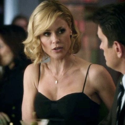 Claire Dunphy Icon, Claire Dunphy Hair, Claire Modern Family, Julie Bowen Modern Family, Modern Family Lily, Claire Hair, Claire Dunphy, Famous Star, Julie Bowen