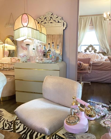 Pink vintage glam eclectic hollywood regency 1980s 80s eighties art deco revival Hollywood Regency Bathroom Master Bedrooms, Glam Vintage Bedroom, 80s Art Deco Bedroom, Vintage Glam Home, Eclectic Glam Decor, Bedroom Ideas 80s, Eclectic Glam Bedroom, Vintage Glam Bedroom, Vintage Glam Decor