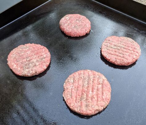 Griddle Burgers Recipe, Griddle Hamburger Recipes, Burgers On The Griddle, Burgers On Flat Top Grill, Hamburgers On Blackstone Griddle, Griddle Burgers, Blackstone Burgers, Burgers Blackstone, Burgers On The Blackstone