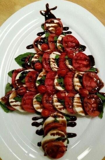 Caprese Christmas, Christmas Tree Appetizer, Tree Appetizer, Appetizers For A Party, Christmas Meals, Fancy Christmas, Holiday Appetizer, Holiday Party Ideas, Food Displays