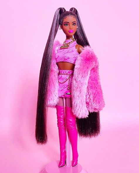 Barbie x Styled on Instagram: "Best outfit on a Barbie Extra doll hands down! They need to release more clothing pieces like this 😍💖 Model: Barbie Extra #14" Popular Barbie Dolls, Cute Barbie Doll Hairstyles, Fashion Barbie Doll Outfits, Barbie Extra Dolls, Barbie Doll Hairstyles, Doll Hands, Barbie Halloween Costume, Barbie 2023, Barbie Funny