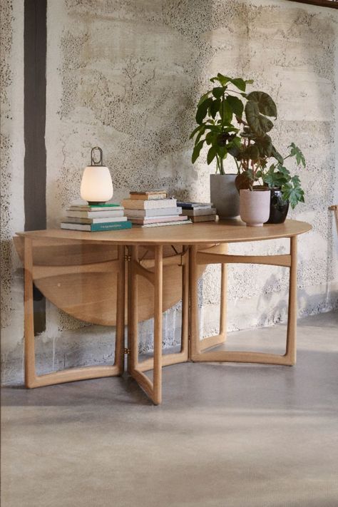 Shop suiteny.com for the Dropleaf table by Hvidt & Mølgaard. Looking to create a versatile piece that would adapt to its surroundings, in 1956 design duo Hvidt & Mølgaard devised Drop Leaf. As the name suggests, this handsome table is built in the drop-leaf style, with a hinged section on each side that folds down from the fixed center. Such Midcentury Dining Table, Single Apartment, Foldable Dining Table, Unique Dining Tables, Leaf Dining Table, Space Copenhagen, Drop Leaf Dining Table, Shaggy Rugs, Foldable Table