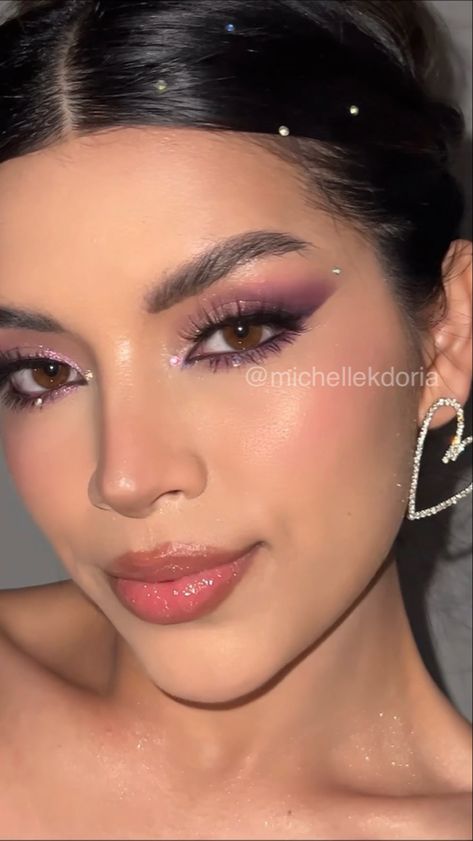 Makeup Look Purple Dress, Pink And Purple Dresses, Makeup Ideas With Purple Dress, Beauty Queen Makeup Look, Smokey Eyes With Rhinestones, Makeup Prom Purple, Soft Glam Purple Eyeshadow, Purple Brown Smokey Eye, Smokey Eye Makeup For Pink Dress