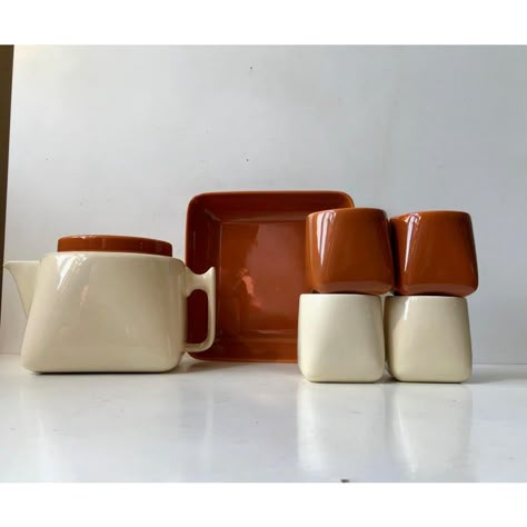 A rare tea service consisting of of a teapot, cookie bowl and 4 cups. The shape starts of as a square at the bottom and transforms fluently into a circle at the top. All pieces features monochrome glazes in burnt/caramel orange and creme pastel. This set was designed by one of the most prolific mid-century female designers nanna ditzel in the late 1960s. It was only manufactured for a couple of years by søholm in denmark. All 6 pieces are stamped: design: nanna ditzel and most of them feature th Cookie Bowls, Nanna Ditzel, Slab Ceramics, Modern Mugs, Vintage Coffee Cups, Vintage Cutlery, Mid Century Pottery, Tea For One, Pottery Crafts