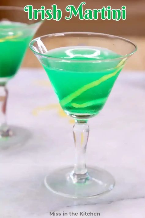 Irish Martini, Steak And Guinness Pie, Irish Cocktails, Best Irish Whiskey, Easy Party Drinks, Kid Friendly Drinks, Martinis Drinks, Green Drink, Healthy Cocktails