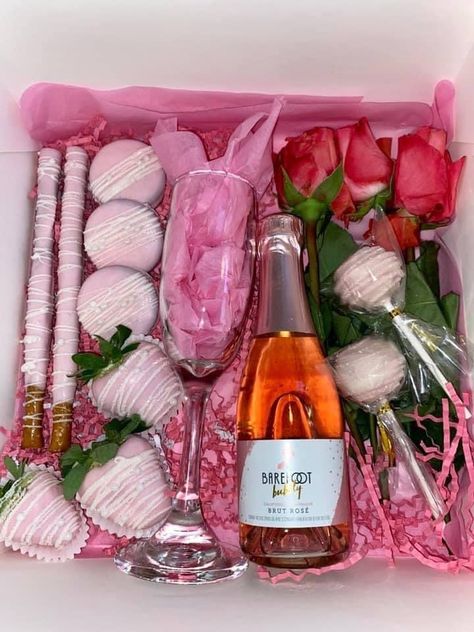 Strawberry Wine Box Ideas, Wine And Strawberry Gift Boxes, Mothers Day Sweets Treats Gift Ideas, Wine Gift Box Ideas, Treat Gift Boxes, Valentine Chocolate Covered Strawberries, Mothers Day Chocolates, Chocolate Covered Strawberry Recipe, Strawberry Box