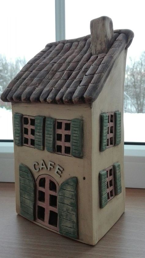 Brick Crafts, Fairy House Crafts, Slab Ceramics, Small Wooden House, Beginner Pottery, Pottery Houses, Bird Houses Painted, Clay Houses, Garden Pottery