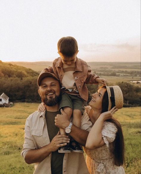 Family Backyard Photoshoot, Family Photoshoot In Nature, Toddler Poses, Family Photoshoot Poses, Fall Portraits, Outdoor Family Photography, Family Nature, Family Picture Poses, Spring Family