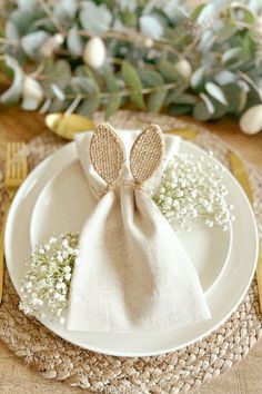 Easter Dinner Decor, Farmhouse Easter Decor Ideas, Neutral Easter Decor, Easter Hosting, Modern Easter Decor, Easter Inspiration Decor, Creative Easter Eggs, Modern Easter, Farmhouse Easter Decor