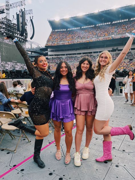 Eras Tour Outfits 4 People, Taylor Swift Concert Photo Ideas, Taylor Swift Eras Tour Pictures, Eras Tour Group Outfits, Eras Tour Poses, Eras Tour Picture Ideas, Concert Instagram Pictures, Eras Tour Photo Ideas, Eras Tour Pictures