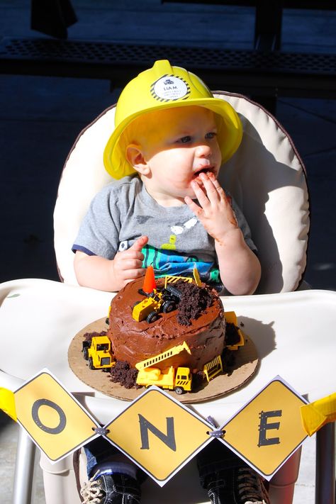 Dump Truck Birthday Party Ideas, One Birthday Party Ideas, Truck Birthday Party Ideas, Turning One Birthday, Dump Truck Birthday Party, Construction Theme Birthday Party, Dump Truck Birthday, Boys First Birthday Party Ideas, Cake Kids