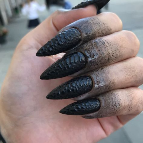 Reptile Nails, Snow Globe Nails, Ny Nails, Pencil Nails, Nye Nails, Crazy Nail Designs, Nail Piercing, Halloween Nails Easy, Cute Halloween Nails