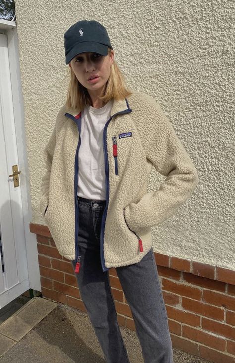 Fleece Jacket Outfit, Walk Outfit, Lizzy Hadfield, Patagonia Outfit, Fleece Outfit, Bum Bags, Go For A Walk, Chunky Boots, 인물 사진