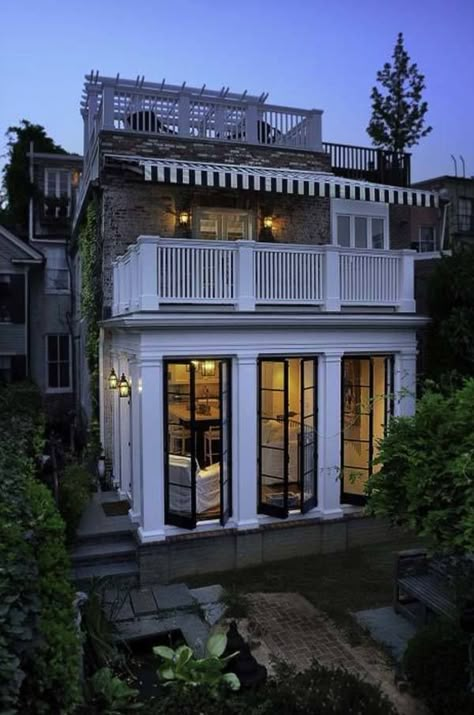 A fascinating pre-war row house was meticulously transformed by Thorsen Construction showcasing traditional interiors in Capital Hill, Washington D.C. Row House, Design Exterior, Style At Home, Home Exteriors, House Goals, Casas De Ensueño, Design Case, Home Exterior, 인테리어 디자인