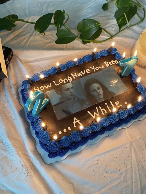 Twilight Themed Sweet 16, Twilight Theme Cake, Twilight Themed Food Ideas, Twilight Birthday Cards, How Long Have You Been 17 Twilight Cake, Twilight Bday Party, Twilight Cake Ideas, Twilight Themed Birthday Party, Twilight Party Decorations