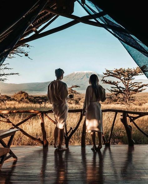 Adventurous Couple Aesthetic, Safari Proposal, Safari Pictures Ideas, Safari Photo Ideas, Adventure Couple Aesthetic, Safari Couple, Safari Aesthetic, Africa Safari Photography, Safari Honeymoon