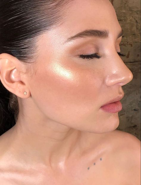 Golden highlighter makeup look 🔥 Glowy Skin Makeup, Golden Makeup, Highlight Makeup, Blonde Hair Makeup, Anti Aging Makeup, Eyeshadow For Brown Eyes, White Eyeliner, Colorful Eye Makeup, How To Apply Eyeliner