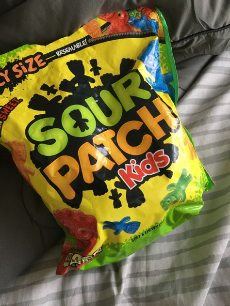 Baddie Snacks, Sour Patch Aesthetic, Sleepover Snacks, American Candy, Snacks Candy, Sleepover Food, Junk Food Snacks, Healthy Food Dishes, Sour Patch Kids