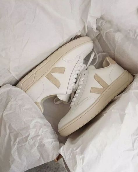 Sneaker Outfits Women, Sneakers Outfit, Blouse Outfit, Hummel Sneaker, Romper Pants, Accessories Branding, Tank Top Shirt, Womens Sneakers, Link In Bio