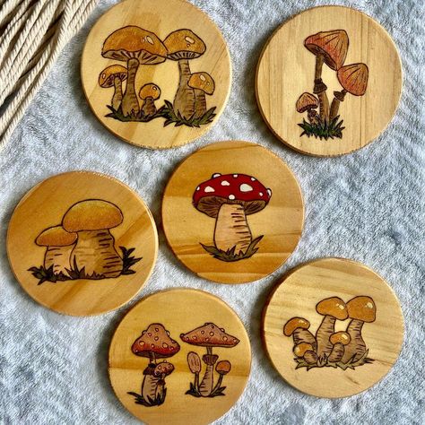 Wood Coasters Diy, Wood Burned Gifts, Engraved Wood Coasters, Beginner Wood Burning, Wood Burning Tips, Wood Burning Patterns Stencil, Wood Spoon Carving, Wood Burn Designs, Coaster Crafts