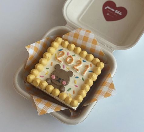 Lunch Box Cakes, Lunchbox Cake, Korean Lifestyle, Lunch Box Cake, Box Cakes, Tiny Cakes, Mini Bolo, Bento Cakes, Pastel Cakes