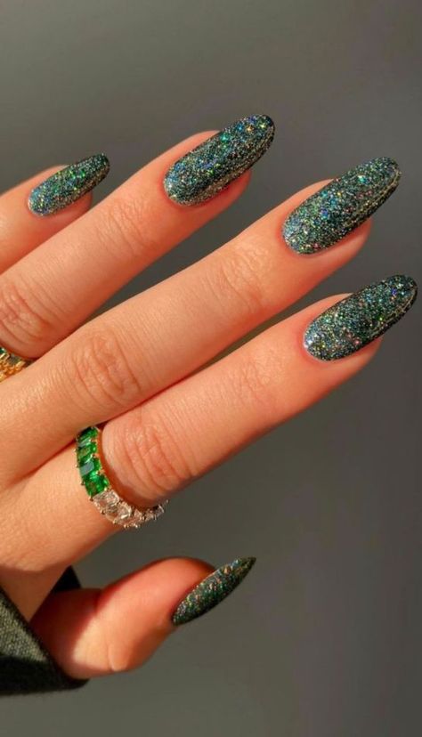 50 Pretty and Classy Winter Nails to Inspire You | Winter Nails 2023 Trends Glittery Green Nails, Green Sparkly Nails, Nail Ideas For Winter, Classy Winter Nails, Winter Nails 2023, Christmas Nails Glitter, Cute Nail Ideas, Winter Nail Ideas, Quinceanera Nails