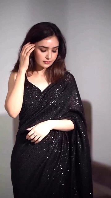 Indian Outfit Ideas, Black Net Saree, Saree Casual, Black Saree Blouse, Reception Saree, Sarees For Girls, Sequence Embroidery, Lehenga Designs Simple, Fashionable Saree Blouse Designs