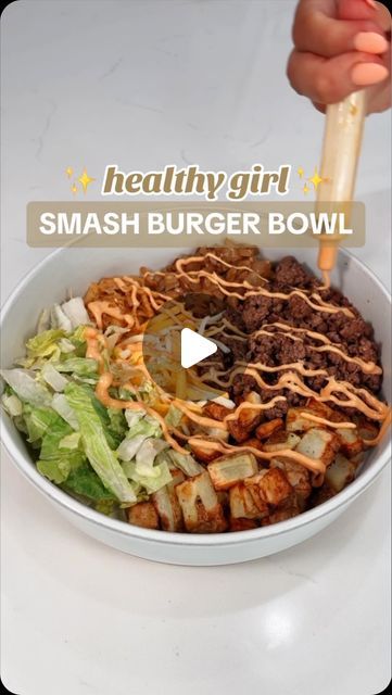 MaKayla Kim Thomas on Instagram: "It never misses 🫱🏼‍🫲🏽 quick meal prep or easy meal at home!! Happy Friday to us!! 🤪  Smash burger bowls are from my Holy Grail cookbook 💪🏼   If you’re tired of guessing, ordering out, or eating the same bland meals on repeat—check out my digital cookbooks + fitness plans 💖 makaylathomas . com  #mealprep #healthymeals #mealideas #highprotein #lowcarb #lunchideas #dinnerideas #easymeals #burgerbowl #smashburger" Smash Burger Bowl Recipe, Low Cal Burger Bowl, Smash Burger Bowl Meal Prep, Meal Prep For Body Builders Women, Hamburger Bowl Meal Prep, High Protein Meals Ideas, Smash Burger Bowl, Burger Bowls Recipe Healthy, Burger Bowl Meal Prep