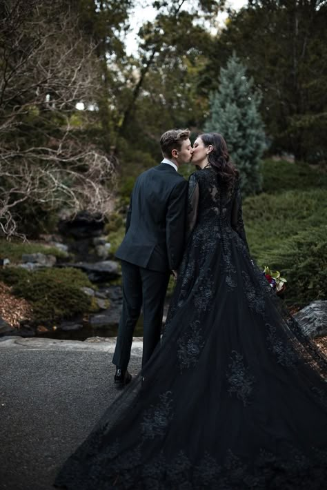 Unusual Aesthetic, Haunted Wedding, Gothic Wedding Theme, Goth Bride, Vampire Wedding, Dark Wedding Theme, Strange And Unusual, Nye Wedding, Victoria Wedding