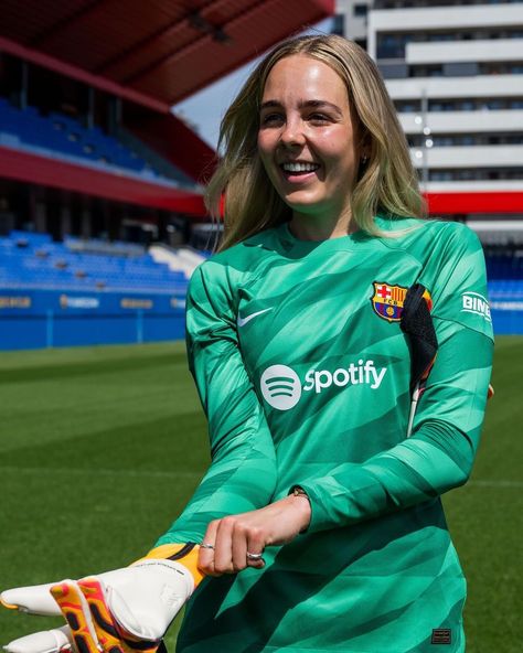 🚨transfer news🚨 Fc Barcelona has signed English goalkeeper Ellie Roebuck from Manchester City on a 2 year deal till 2026. Welcome to the club Ellie❤️💙 Ellie Roebuck, Barcelona Femeni, Orlando Pride, England Players, Transfer News, Soccer Training, Bayern Munich, The Club, Fc Barcelona