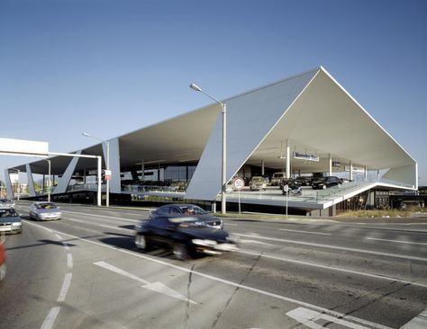 Pappas Headquarters – Mercedes Salzburg / Kadawittfeldarchitektur Car Showroom Architecture, Folding Architecture, Car Showroom Design, Origami Architecture, Open Architecture, Arch Architecture, Warehouse Design, Building Elevation, Urban Road