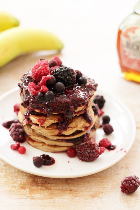 Oat, Almond and Banana Pancakes with Frozen Berry Compote Pancake Toppings Healthy, Berry Compote Recipe, Clean Eating Shopping List, Dairy Free Pancakes, Protein Pancake Mix, Clean Eating Grocery List, Healthy Pancake Recipes, How To Make Waffles, Compote Recipe