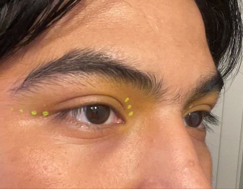 Wacky Eyeliner, Yellow Alt Makeup, Water Liner Eye Makeup, Yellow Eyeliner Looks, Male Eye Makeup, Water Activated Eyeliner Looks, Yellow Makeup Ideas, Non Binary Makeup, Abstract Eyeliner