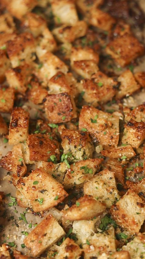 Salad With Croutons Recipes, Garlic Parmesan Croutons, French Bread Croutons, Garlic Bread Croutons, Garlic Butter Croutons, Homemade Garlic Croutons, Homemade Parmesan Crisps, Parmesan Croutons Homemade, Crouton Recipe Homemade