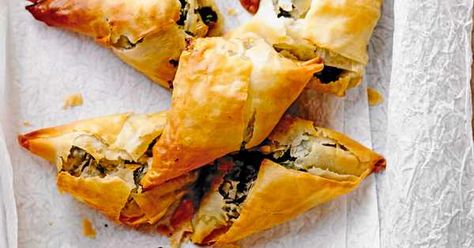 Spinach and feta are a classic combination and work really well with the zing of preserved lemon. Try it in these vegetarian filo parcels which make a great, simple starter, snack or lunch. Vegetarian Canapes, Spinach Puffs, Vegetarian Dinner Party, Filo Pastry Recipes, Baked Beetroot, Savory Granola, Greek Spinach, Vegetarian Starters, Greek Spinach Pie