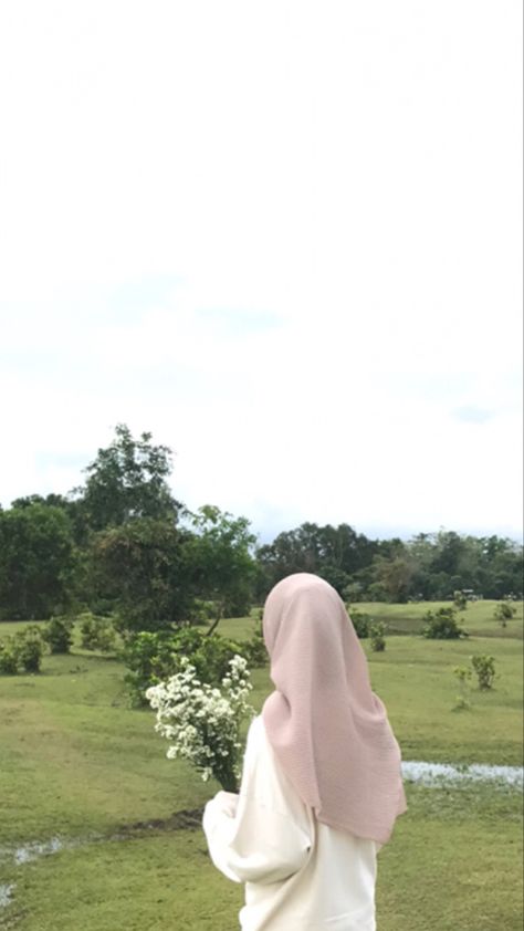 Korean Girl Dress, Summer Nature Photography, Ootd Poses, Muslimah Style, Muslimah Outfit, Beautiful Profile Pictures, Beautiful Scenery Photography, Best Friend Poses, Muslim Outfits Casual