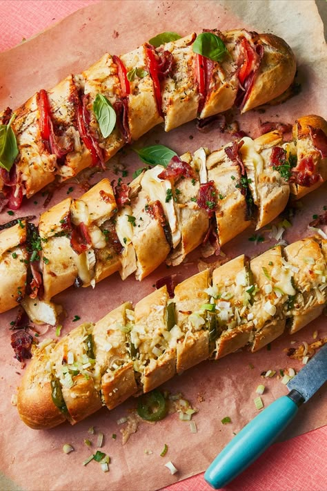 Three small baguettes, cut into garlic bread slices and stuffed with cheeses, vegetables, chillies and bacon. Garlic Bread Baguette, Picky Bits, Christmas Supper, Summer Party Recipes, Easy Lunchbox Ideas, Weekend Lunches, Pub Snack, Eurovision Party, Summer Party Food