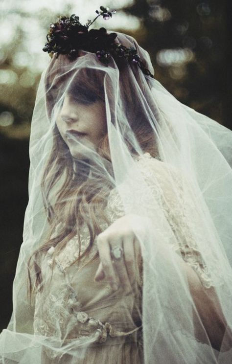 Louise Ebel, Pastel Style, Ghost Bride, Ghost Costume, Flowers In Her Hair, Halloween Zombie, Inspiration Photo, Pre Raphaelite, Gothic Wedding