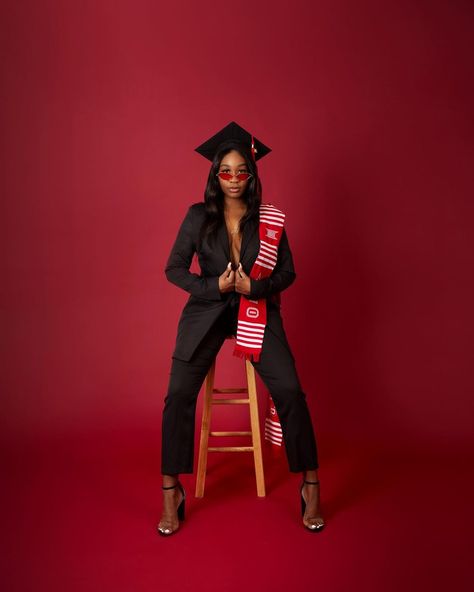 College Graduation Photoshoot Ideas, Graduation Shoot Ideas, Sorority Graduation, Sorority Pictures, High School Graduation Pictures, Graduation Pic Ideas, College Graduation Photoshoot, College Graduation Pictures Poses, Grad Shoot