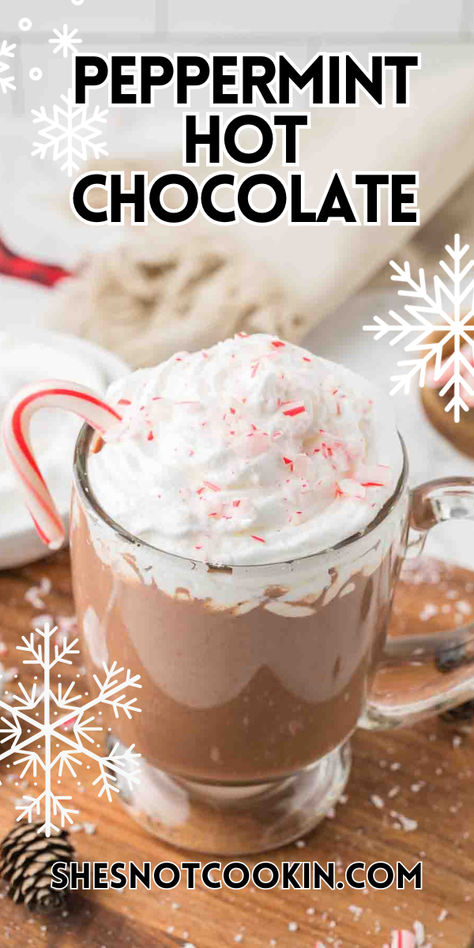 Peppermint hot chocolate in glass mug. Coco Recipes, Peppermint Mocha Coffee, Peppermint Hot Chocolate Recipe, Homemade Peppermint Mocha, Peppermint Mocha Recipe, Peppermint Coffee, Starbucks Peppermint Mocha, Frosted Coffee, Peppermint Latte