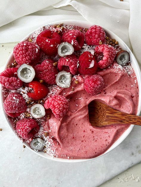 Red Smoothie Bowl - The Hint of Rosemary Smoothie Bowl Base, Holiday Smoothies, Smoothie Bowl Toppings, Smoothie Bowl Ingredients, Berry Smoothie Bowl, Smoothie Bowl Recipe Healthy, Red Smoothie, Acai Bowls Recipe, Smoothie Bowl Healthy