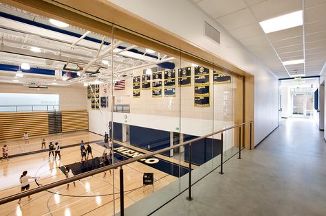 Menlo School Gym, Atherton, CA.Kevin Hart Architec… - Menlo Gym - Bernard André Photography Pe Aesthetic School, School Gym Design, Indoor Gymnasium, Gymnasium School, Gymnasium Design, Sport Facility, Bloxburg School, Gymnasium Architecture, Gym Architecture