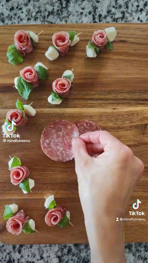 Salami, white cheese and basil Decorações Com Comidas, Amazing Food Decoration, Party Food Buffet, Catering Ideas Food, Charcuterie Inspiration, Tea Party Food, Party Food Platters, Charcuterie And Cheese Board, Charcuterie Recipes