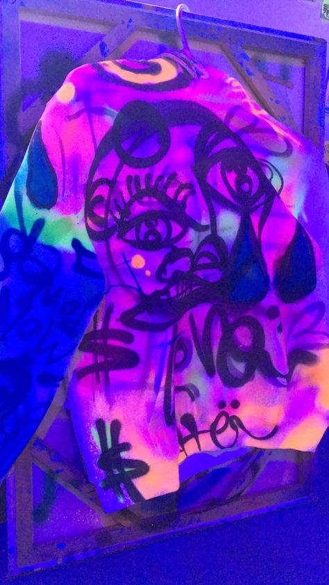 Spray Painted Hoodie, Spray Paint Hoodie, Neon Spray Paint, Painted Hoodie, Money Power Respect, Paint Clothes, Drawing Graffiti, Painting Hoodie, Paint Inspo