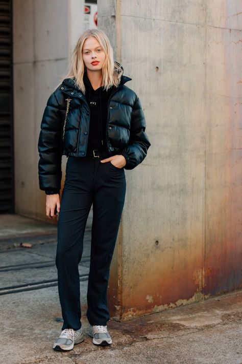 The Best Street Style from Sydney Fashion Week Resort 2022 | Vogue Puffer Jacket Outfit Black, Vogue Fashion Trends, Women Puffer Jacket, Sydney Fashion Week, Sydney Fashion, Puffer Jacket Outfit, Rok Mini, Outfit Oversize, Australia Fashion