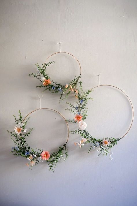 Hoop Crafts Ideas, Hoop Flower Arrangement, Wreath Greenery, Diy Hooks, Wreath Hanging, Eucalyptus Leaf, Floral Greenery, Artificial Eucalyptus, Boxwood Wreath