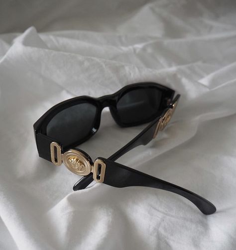 Versace Biggie Sunglasses, Versace Sunglasses Women, Versace Aesthetic, Style Inspiration Women, Look Date, Vintage Editorials, Date Fashion, Improve Vision, Luxury Glasses