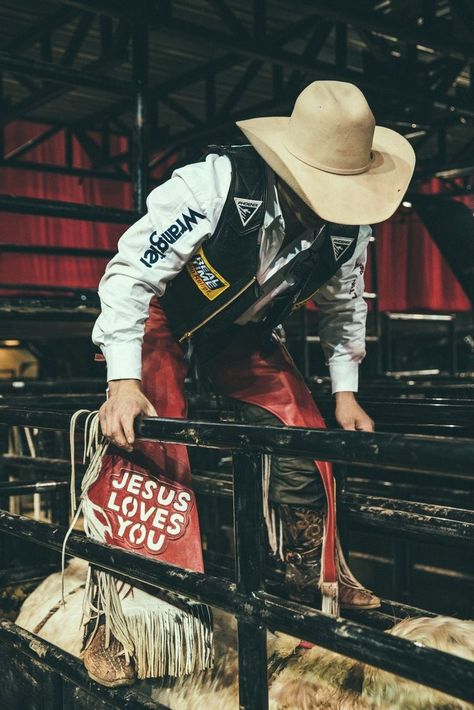 Pbr Bull Riders, Pbr Bull Riding, Mode Country, Cowboy Photography, Bronc Riding, Leather Chaps, Professional Bull Riders, Western Photo, Rodeo Cowboys