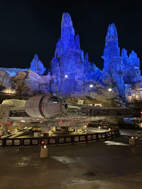 Happy Five Year Anniversary to Star Wars Galaxy’s Edge in Walt Disney World! Maybe the two suns have fried my brain, but it still seems like yesterday that Imagineers so perfectly transported us to a galaxy far, far away. I am still in awe of every nook of this immersive land. If you had to choose ONE epic thing about Star Wars Galaxy’s Edge that just absolutely blew you away, what would you choose? 🌟 Whether it’s east or west coast Disney (they are near carbon copies), get your Star Wars fa... Galaxy’s Edge, Disneyland Galaxy's Edge, Disneyland 2025, Disney World Star Wars, Two Suns, Galaxy Edge, Star Wars Galaxy's Edge, Five Year Anniversary, Disney Photo Ideas